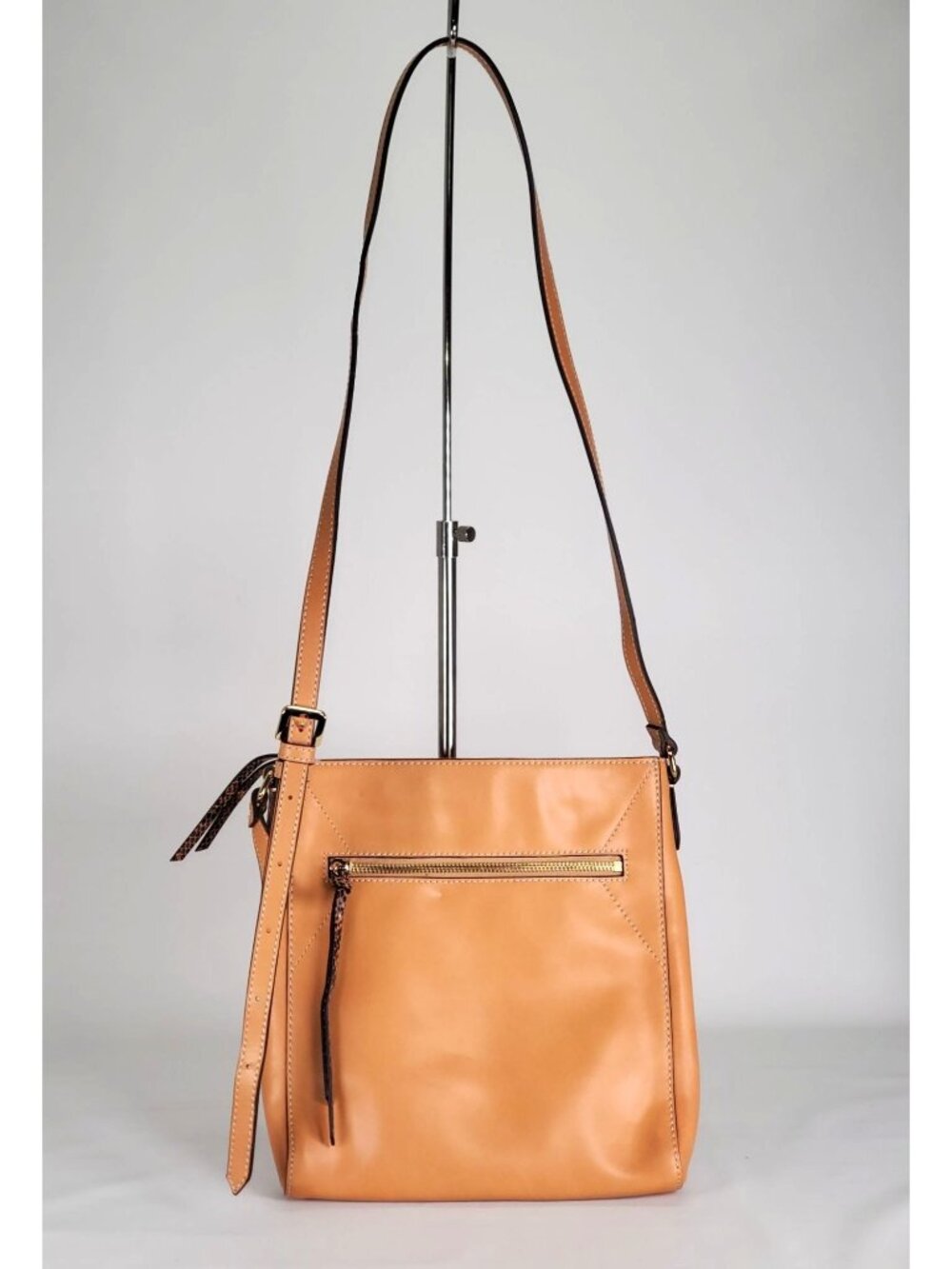 NWOT G.I.L.I. Women's Honey Brown Leather Flat Double Zip Crossbody 1438 - Picture 3 of 11